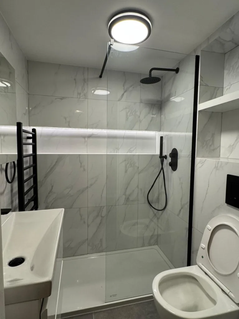Marble-effect shower room